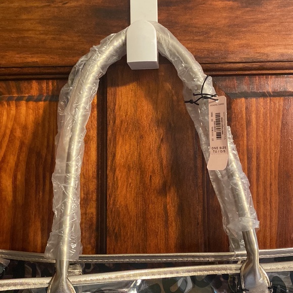 NWT Victoria’s Secret Clear Plastic Graffiti Tote + Metallic Rose Gold Wrislet - Picture 5 of 12